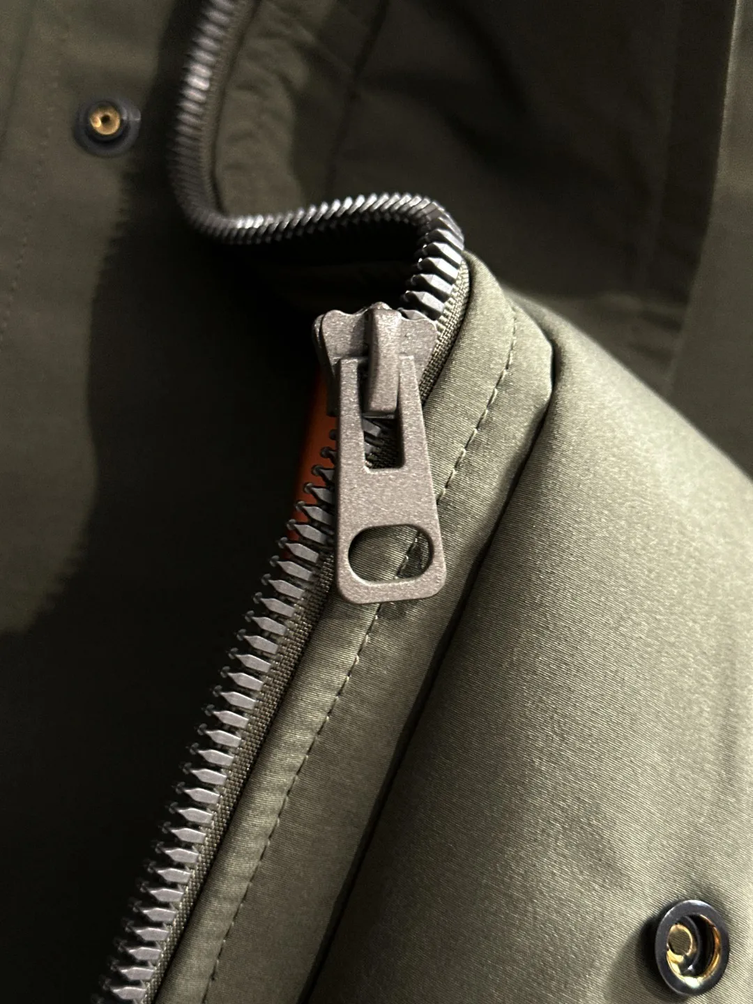 Two-day delivery time P960 Big Goose 🔥🔥 High-end customization 2025 winter official website's latest popular down jacket. Original custom-made hardware accessories for customers, all imported and original customization. Welcome to compare at the counter. Absolutely high quality. Use top-grade 90 white goose down. Super soft. Filled with fluffy and full feathers. Super heavy work. Fabric workmanship is excellent. The version is super perfect. Note⚠The fabric is super comfortable. Exclusive model. High-end quality. A must-have warm and protective artifact in winter. Size: M-3XL